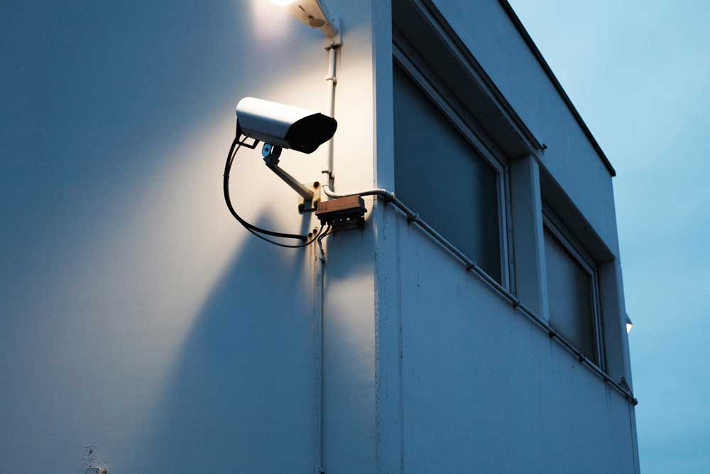 Övervakningskamera på ett hus.